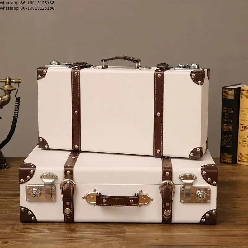 Retro Leather Case Figurines L - Photography Lighting Style 评论和价格